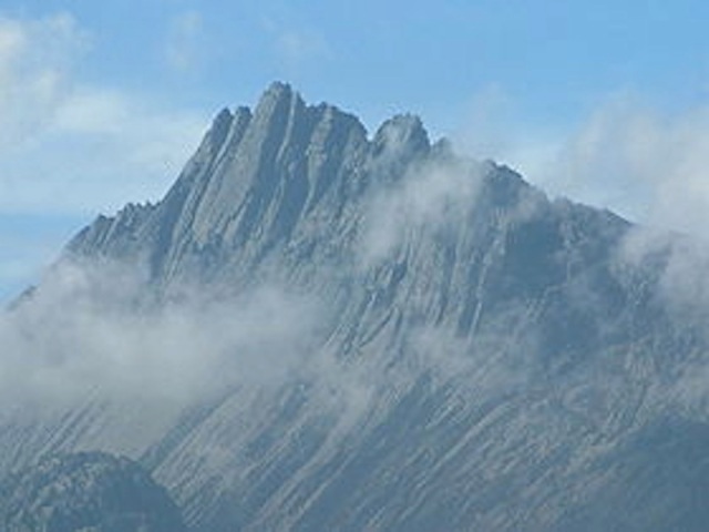  Carstensz Pyramid. Reminds me of the Geryons in the SW Wilderness of Tasmania. Photo by Alfindra Primaldhi via Wikipedia. 