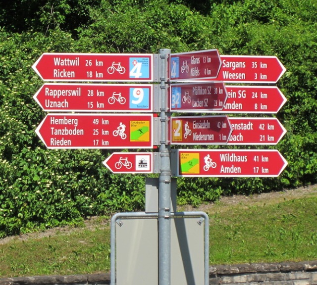 Day 2 bike path signpost. The bike with the front wheel raised up indicates a mountain bike trail. 